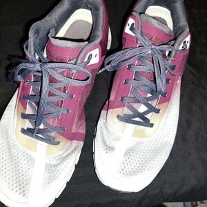 Ladies On Cloud tennis shoes Size 9.5